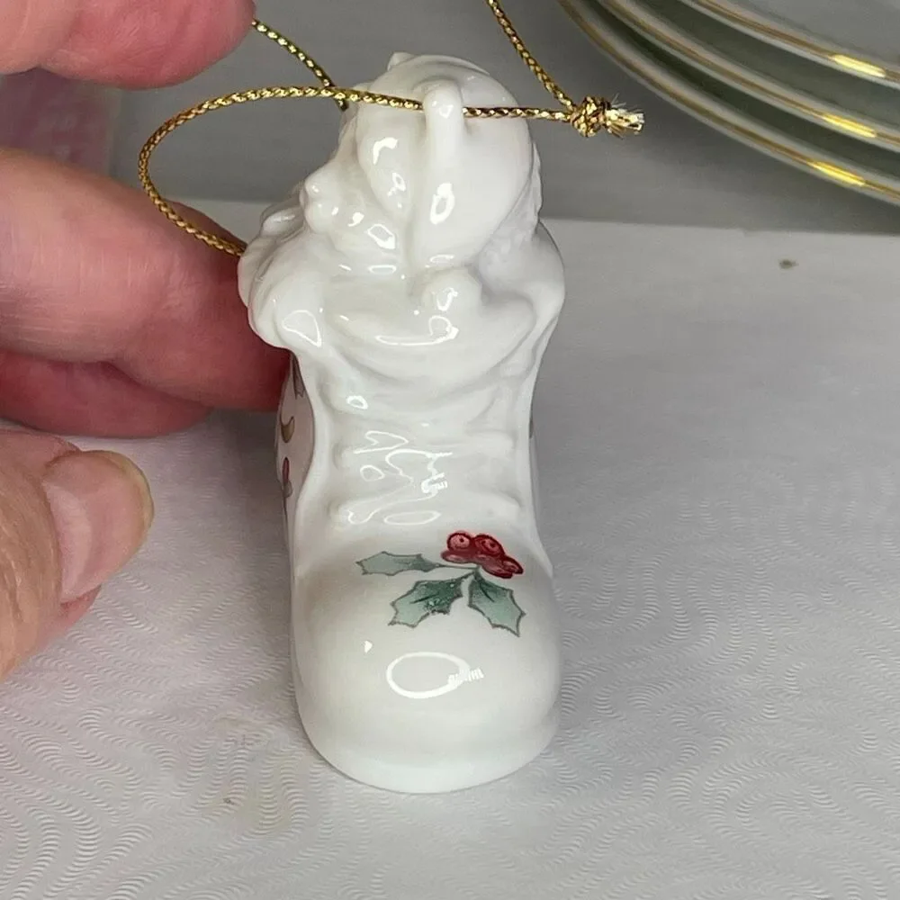 Pfaltzgraff Winterberry cat in stocking ornament.
